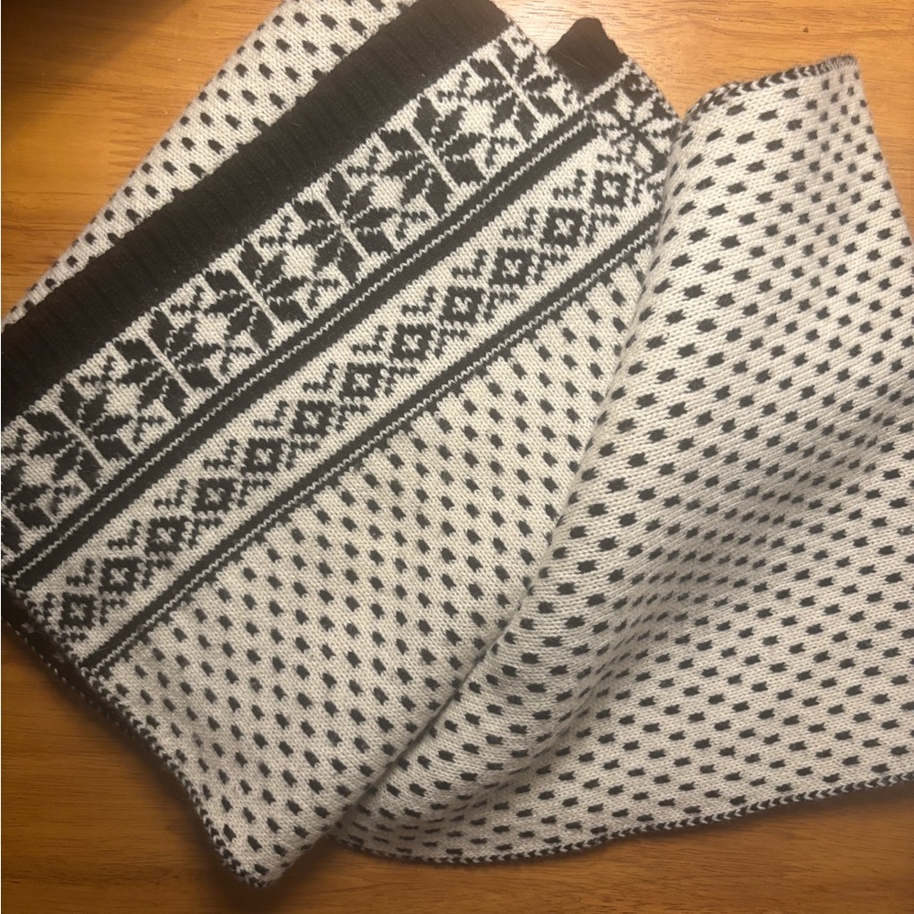 Uniqlo Black and White Patterned reversible scarf warm